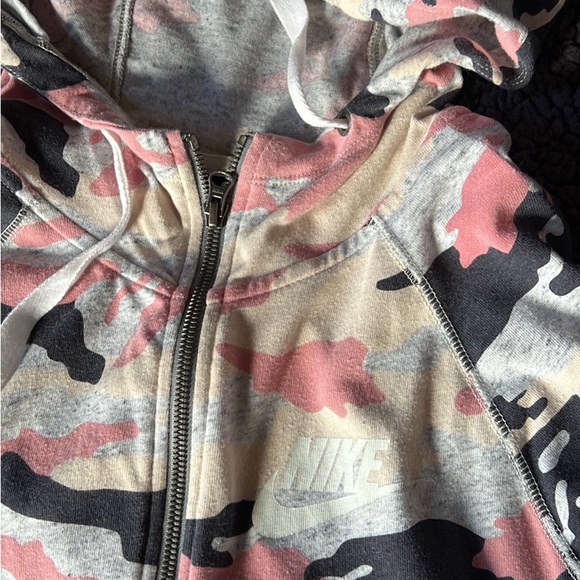Nike Pink Camo Pink light weight Camo Jacket - Picture 2 of 3